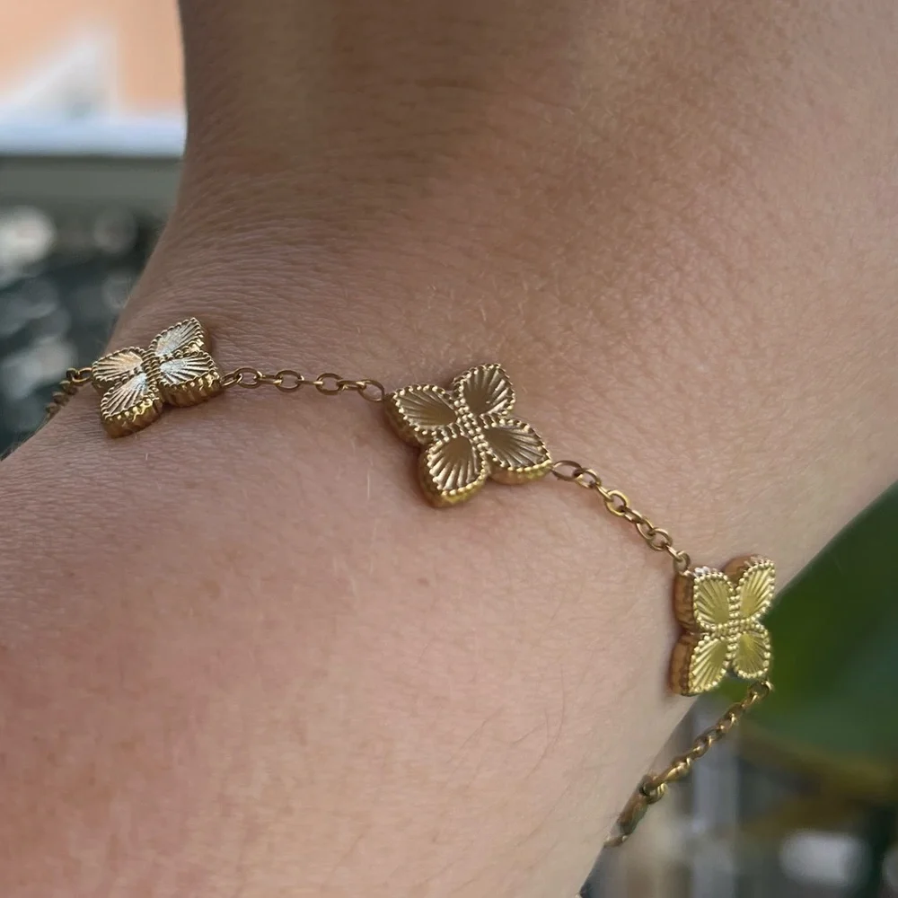 Elegant Gold Clover Motif Bracelet